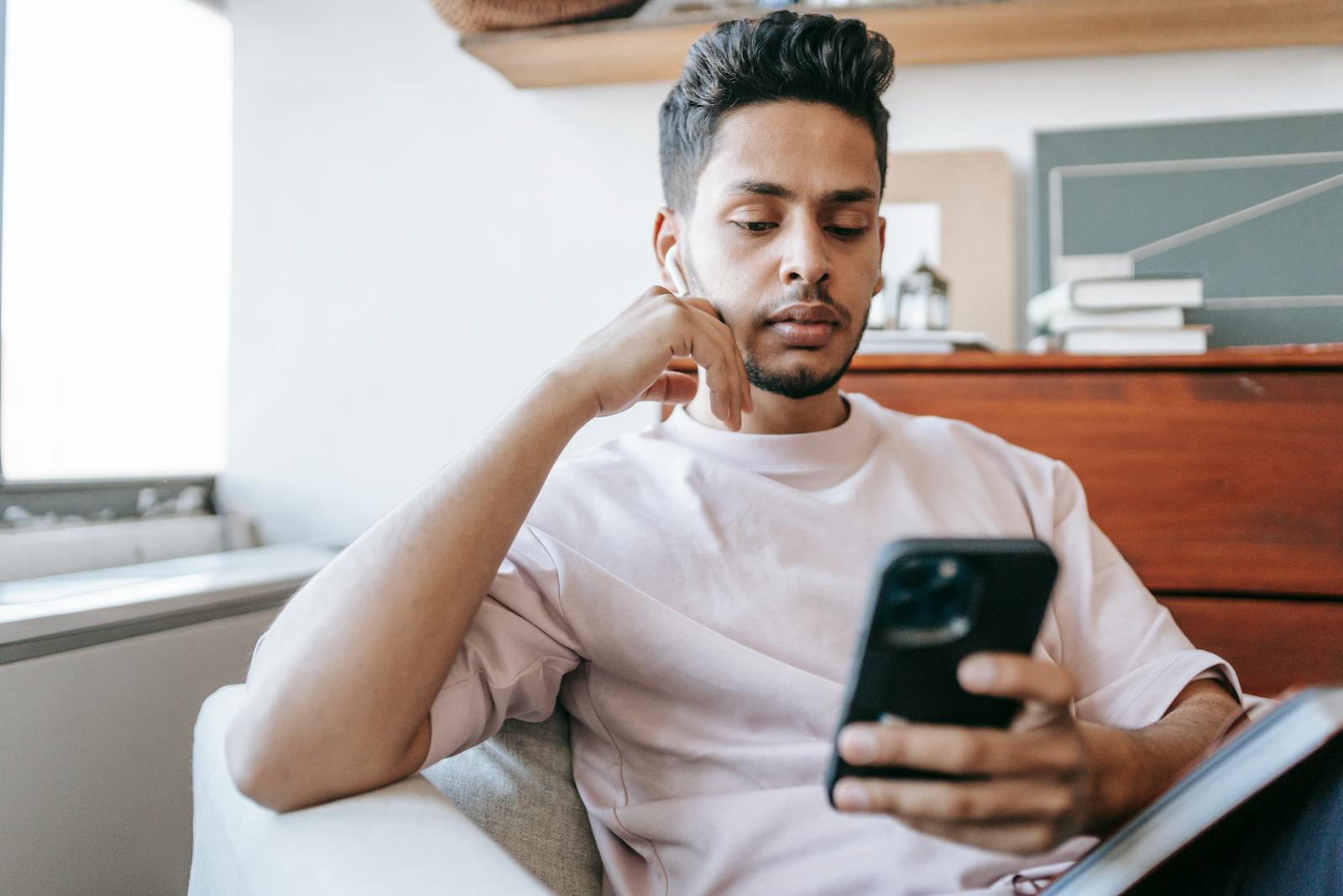 Mitarbeiter lernt von unterwegs am Smartphone